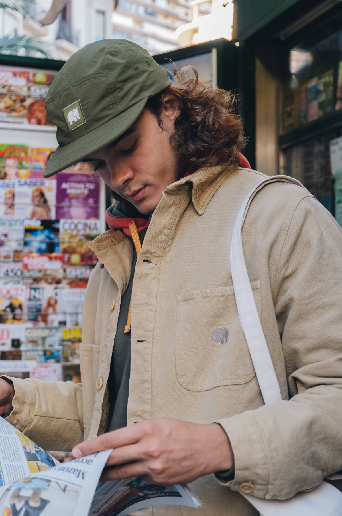 Vista frontale di una persona che indossa il Water Repellent Nylon Five Panel Cap in Dark Olive | TP_IMAGE_TYPE=MODEL_FRONT