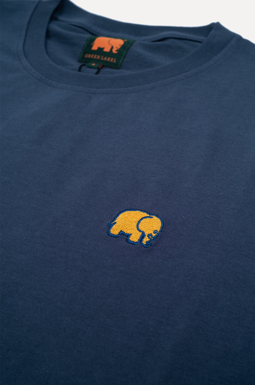 Dettaglio ravvicinato della Organic Essential T-Shirt in Trendsplant Blue con logo elefante ricamato | TP_IMAGE_TYPE=DETAIL
