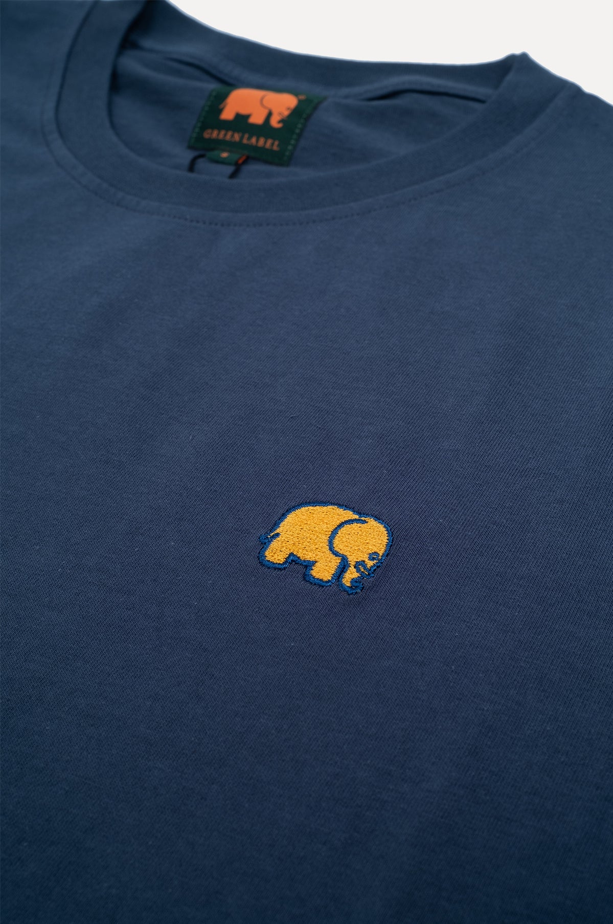 Dettaglio ravvicinato della Organic Essential T-Shirt in Trendsplant Blue con logo elefante ricamato | TP_IMAGE_TYPE=DETAIL