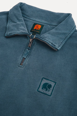Felpa Sauce Pigment Dyed Quarter Zip in Elm Green con mezza zip e un piccolo logo elefante sul petto | TP_IMAGE_TYPE=DETAIL