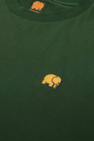 Détail en gros plan du T-shirt essentiel bio pour femme en Kombu Green, avec un logo éléphant jaune | TP_IMAGE_TYPE=DETAIL